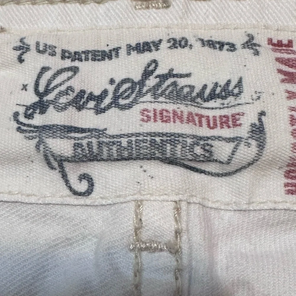 Levi’s‎ women’s Denium shorts white stretch sz 12